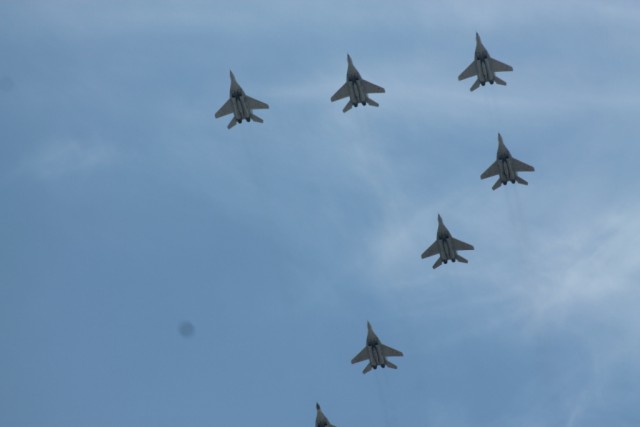 Стальная мощь в воздухе над головой