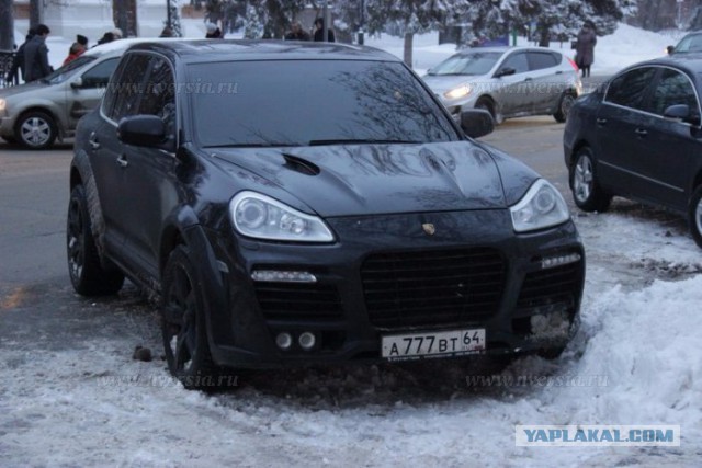 В Саратове побоялись эвакуировать Porsche Cayenne