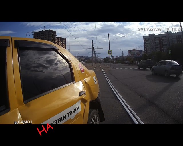 Трамвай наказывает таксиста второрядника