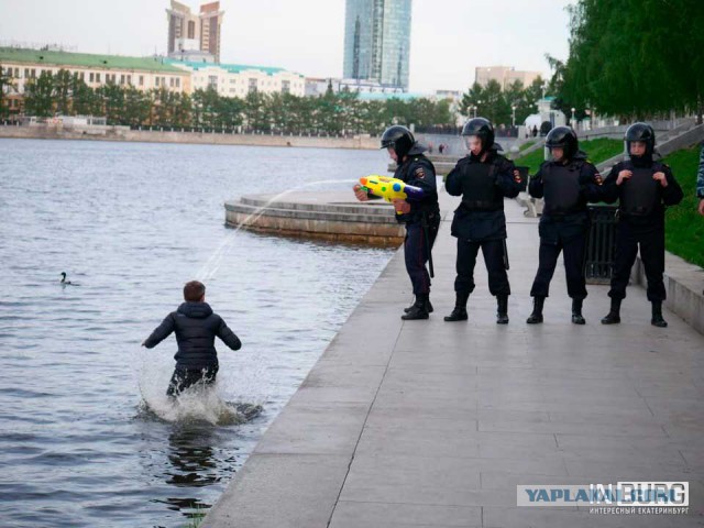 Житель Екатеринбурга попытался обойти полицейских по воде