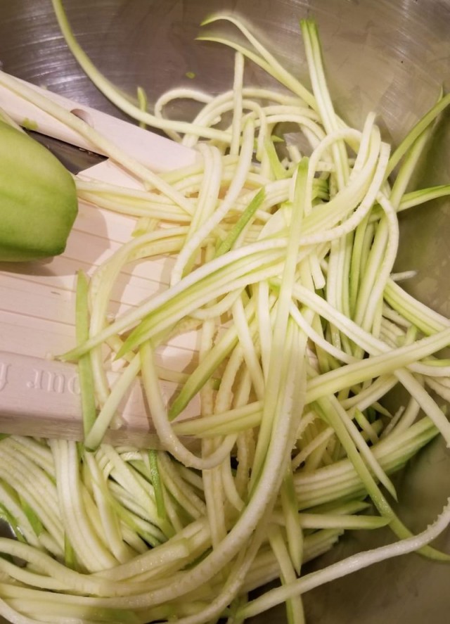 Пикантный салат из кабачков.