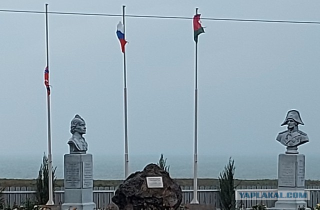 В Анапе размыло все дороги к аэропорту. Люди добираются "вплавь"