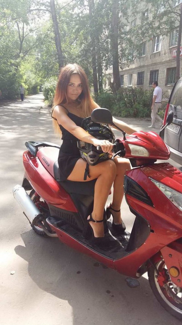Вот и лето прошло и девушки в коротких платьях