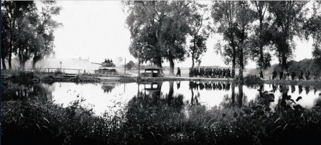 Фотографии связанных с историей Красной и Советской Армии.