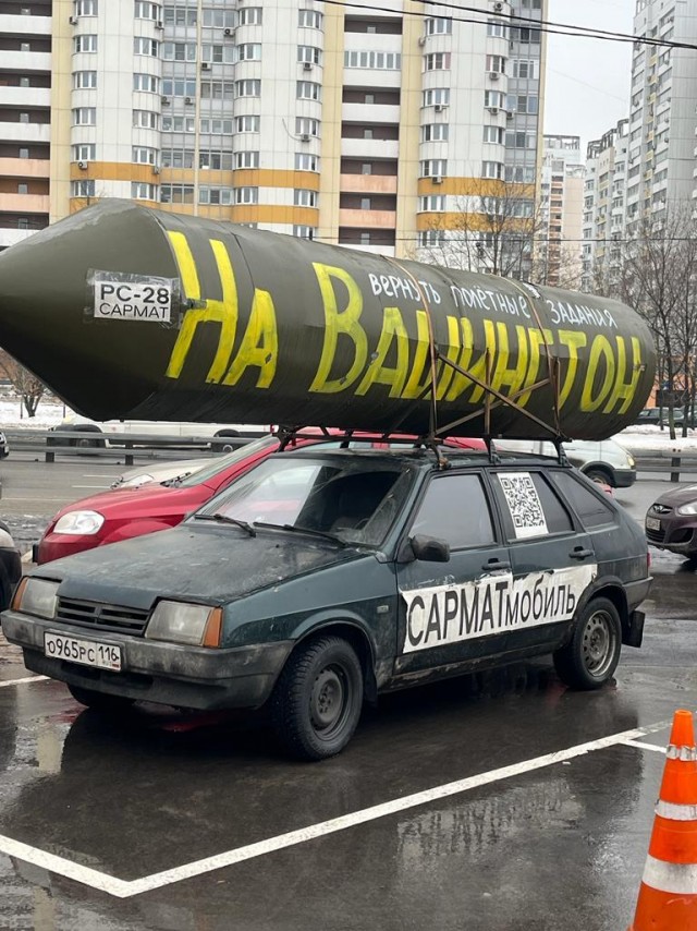 "Герою Щёлково", пенсионеру Михаилу Макарову, обезвредившему напавшего на ребенка грабителя, подарили новую "Ниву"