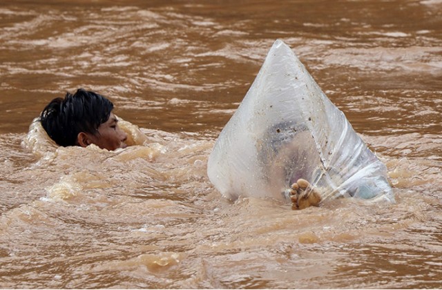 Во Вьетнаме родители отправляют своих детей в школу в полиэтиленовых пакетах
