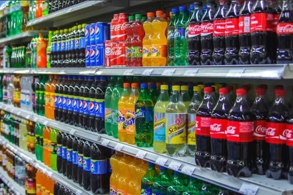 Врач предупредила о риске выпадения волос из-за сладких газировок