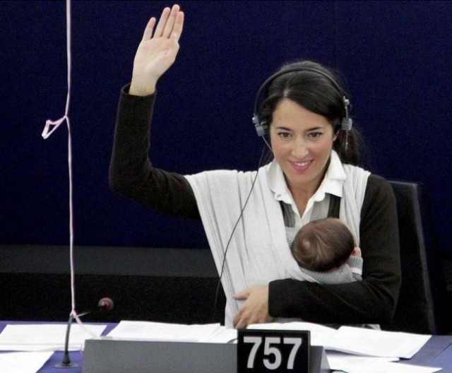Дочь члена Европарламента с мамой на работе