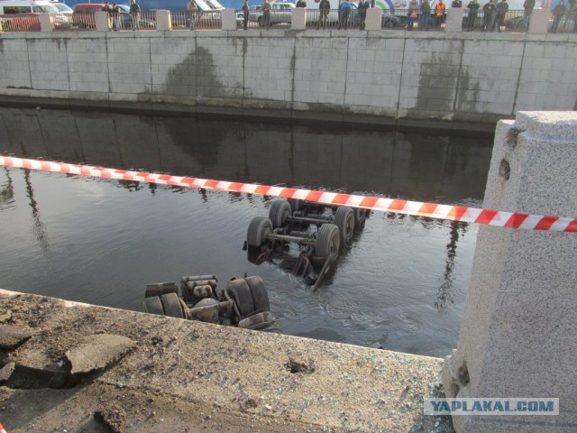 В Питере в реку упал бензовоз с мазутом