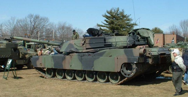 США перекрашивают танки под российские леса