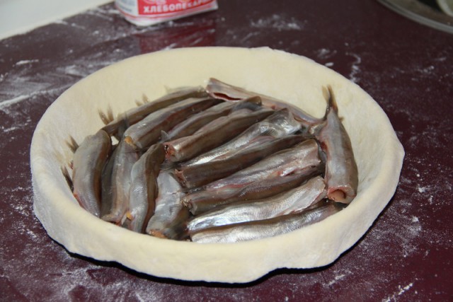 Пирог с мойвой