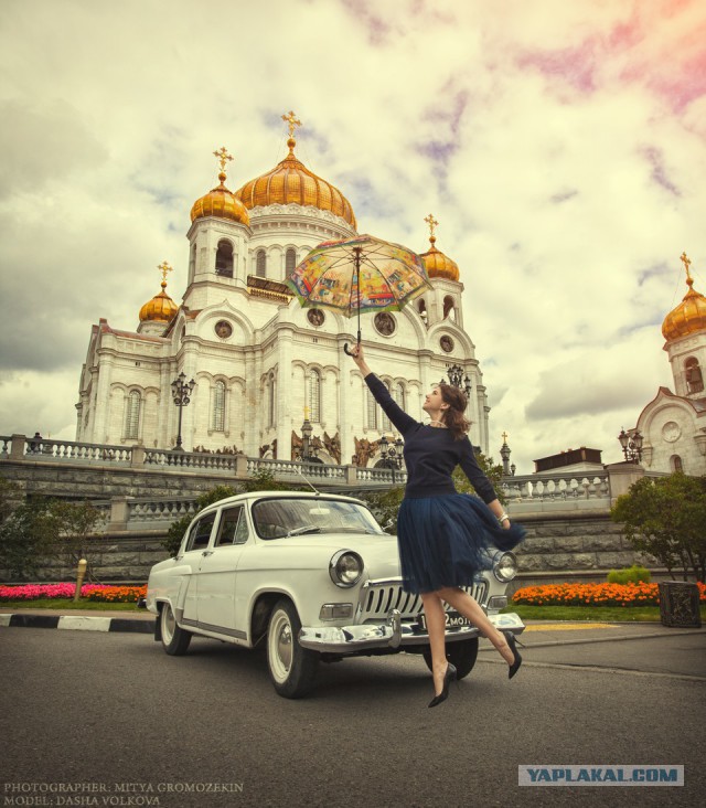 Прекрасная девушка на фоне красивых автомобилей, из уже далекого, Советского прошлого...