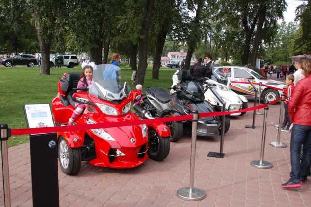 Авто Вернисаж на Неве.