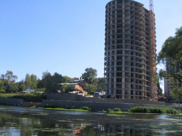 Так близко к воде разве можно строить?