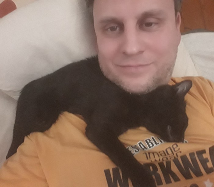 Что значит поза, в которой спит твоя кошка