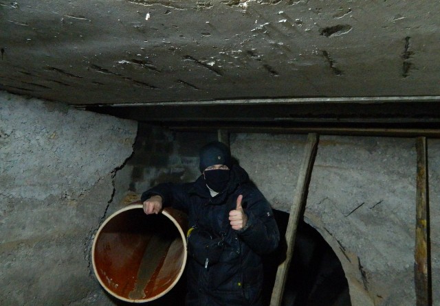На востоке Китая школьник бросил петарду в канализационный колодец