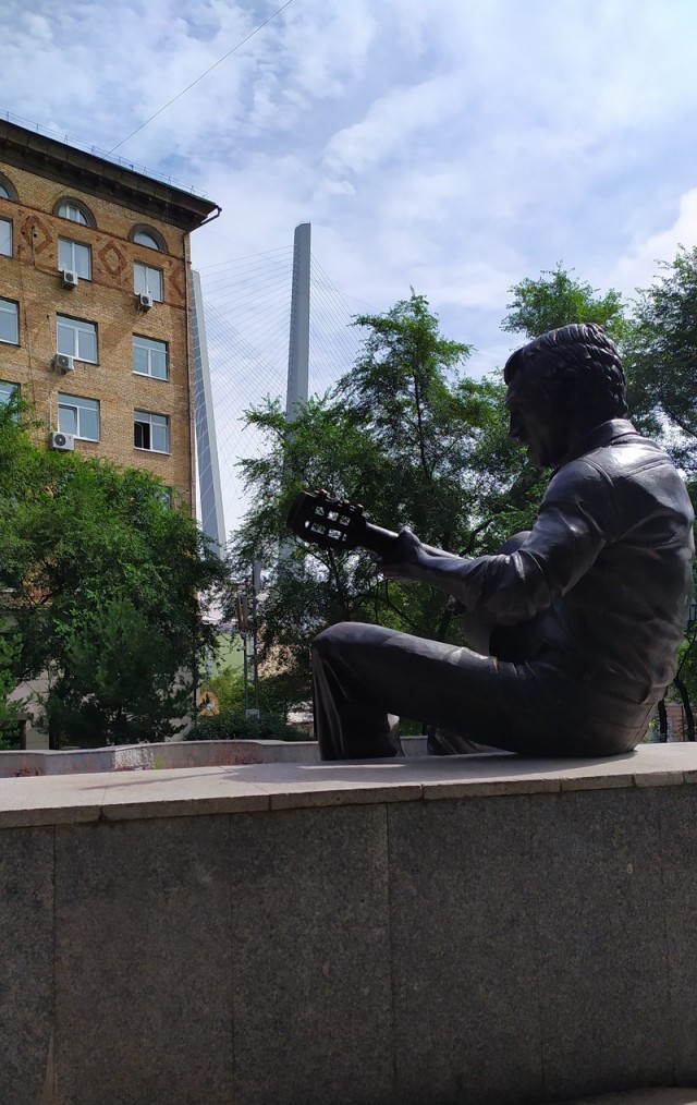 Бесстыжий придурок залез на памятник Высоцкому во Владивостоке