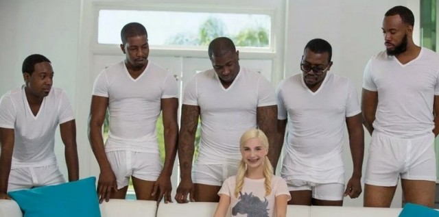 Юлия Тимошенко вышла на улицу с автоматом Калашникова