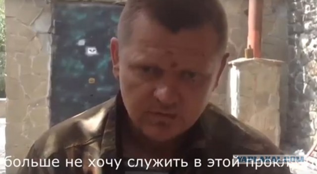 На раненого военного в окопе скидывают гранаты