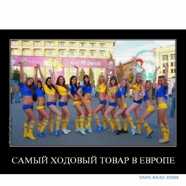 В Киеве учительница проводит занятие прямо на улице возле супермаркета