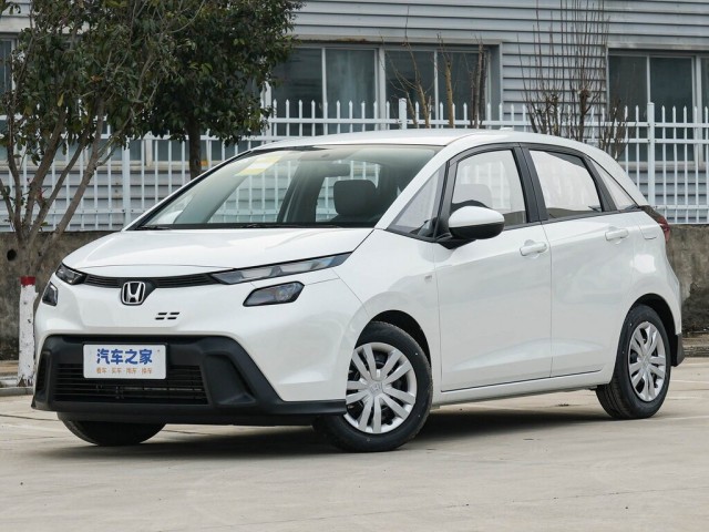 Новая Honda Fit 2026 для рынка Японии. Цена в базе - 1,050 млн. рублей, в самом топе -1,4 млн рублей