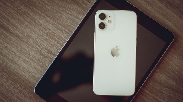 ВЦИОМ: 45% россиян считают, что политика Apple подталкивает к переходу на Android