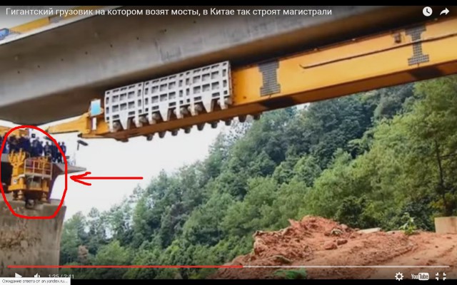 Гигантский грузовик на котором возят мосты творит чудеса