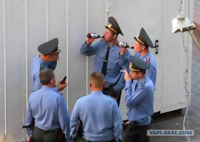 Драка полицейских и задерживаемых в Павлодаре