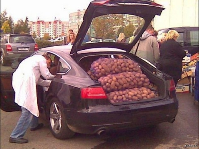 В Беларуси опрокинулся Мерседес, набитый картошкой.