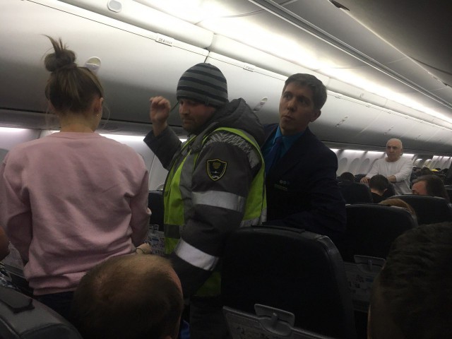 Самолет экстренно сел во Внукове из-за закурившего пассажира