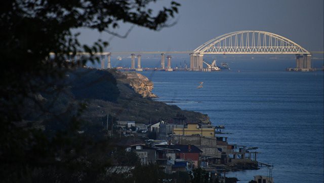 Фрагмент пролета строящейся ж/д-части Крымского моста съехал в воду