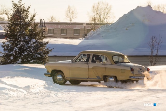 «Лет пять стояла в огороде». Сибиряк за 15 тысяч купил «Волгу» 1965 года и ездит на ней на работу