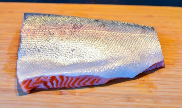 Кулинария: Камчатская семга на кедровой дощечке.