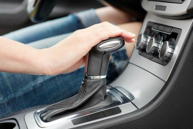 5 привычек водителей, которые губят автоматическую коробку передач