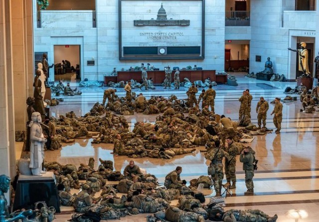 В инете стебутся над выбором авиакомпании возвращающегося Навального и размышляют, чем всё обернётся
