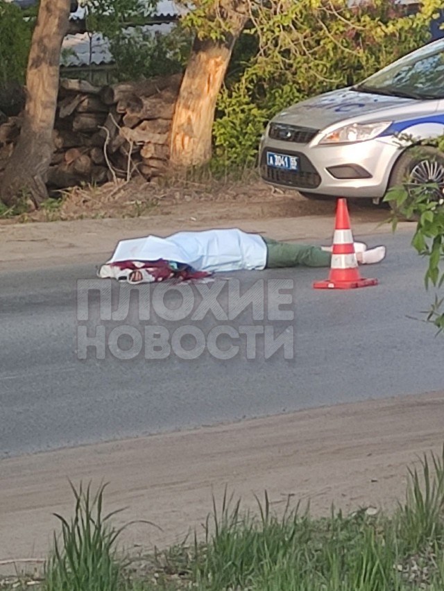 В Омске водитель мощно сбил женщину на переходе: пострадавшая подлетела в воздух от удара