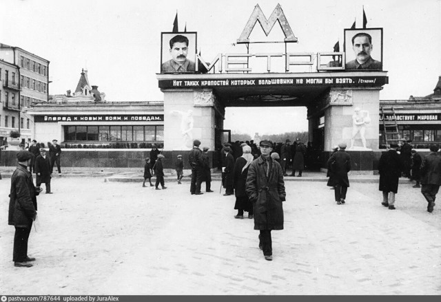 Не петь, не вонять и не играть: суровые правила для первых пассажиров Московского метро в 1935 году