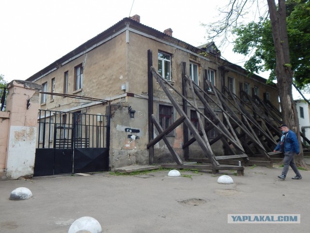 Жилой дом в Салехарде в прямом смысле держится на одних соплях подпорках