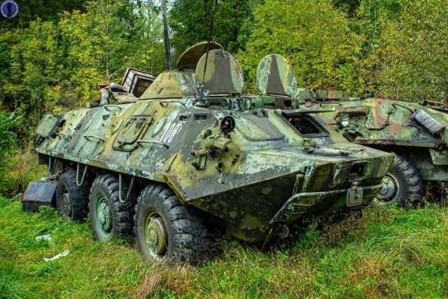 Заброшенные в лесу БТР-ы связистов с дорогими платами внутри