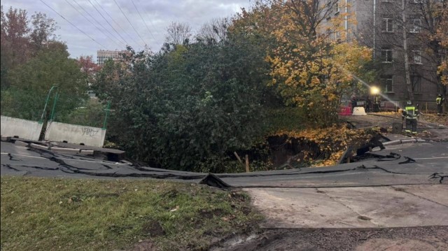 На улице Харченко в Выборгском районе Петербурга провалился асфальт