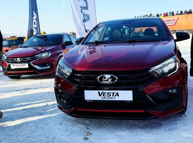 Обновленная Lada Vesta Sport готовится выйти на рынок: мотор 1,8 л., 147 л.с., 6-ступенчатая МКП. Цена изделия — от 2,6 млн рубл