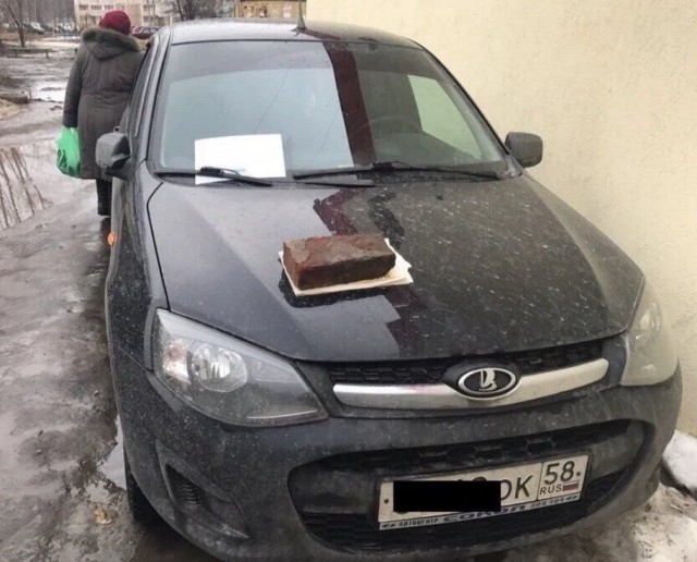 В Мытищах местные жители наказали автомобилиста, оставившего машину в неположенном месте