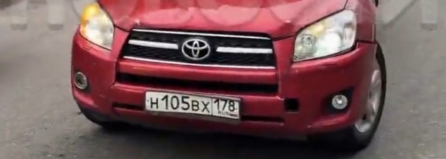 В Питере автоледи с ребенком выехала с прилегающей территории и отказывалась сдавать назад, когда образовалась пробка