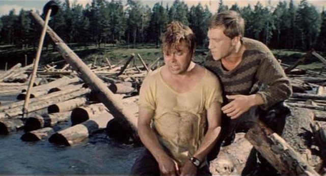 Что в этом киноэпизоде выглядит подозрительно?