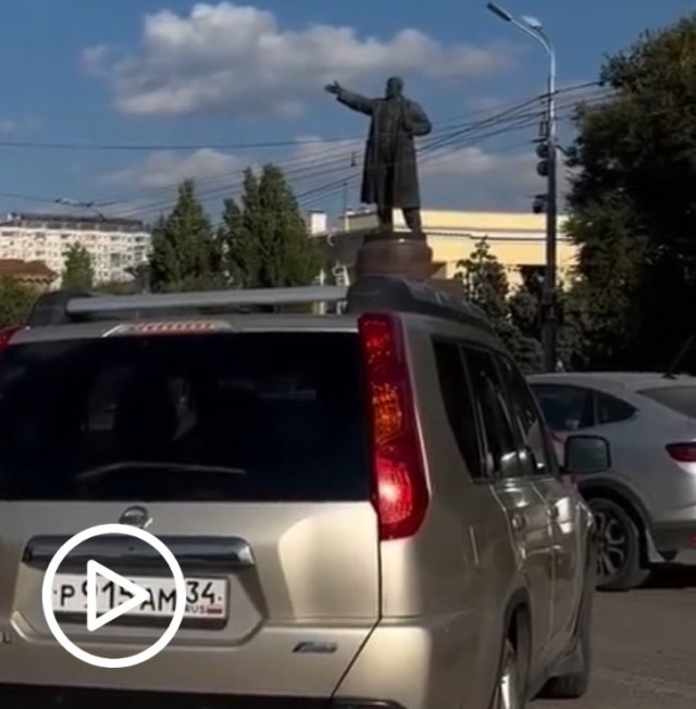 Она на слух ездит