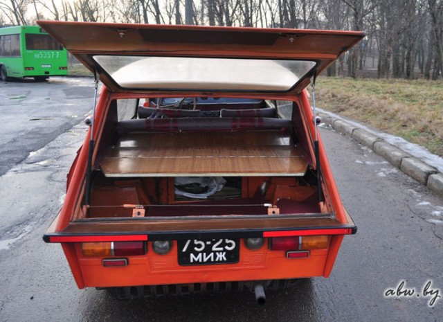 Минчанин и его самодельный автомобиль "Фантазия"