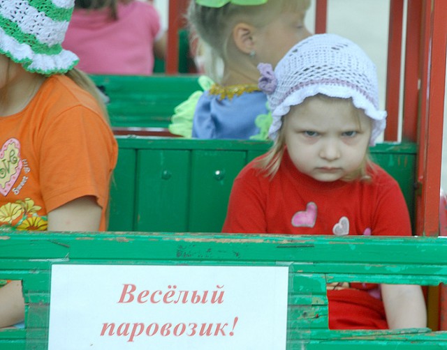 Смешные лица людей на экстремальных аттракционах