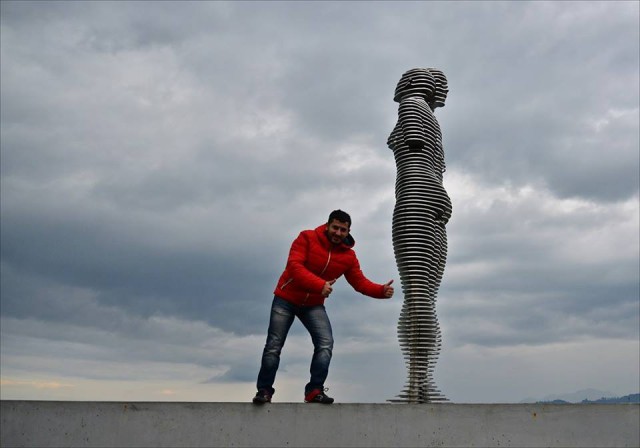 Ежедневно эти огромные 8-метровые статуи «проезжают» друг через друга, символизируя утраченную любовь
