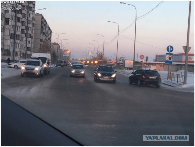 Девушка на форде блокирует другие авто, которые встали на "её" место.