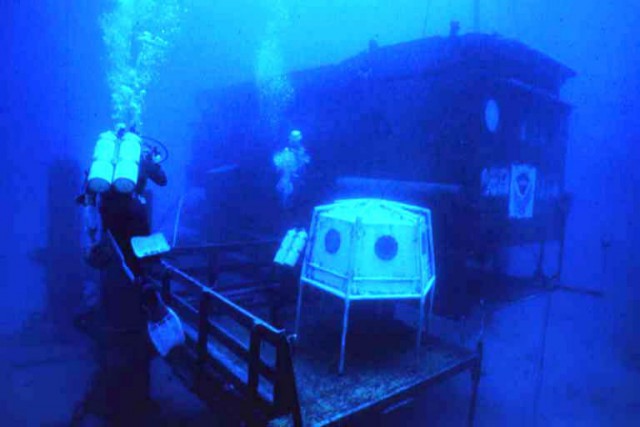 30 дней в бочке на дне океана: как работали и развлекались жители первой подводной деревни